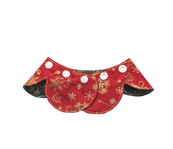 Sサイズ　花びら型　クリスマス　オーナメント柄　素敵な　赤　緑　犬用　リバーシブル　バンダナ　スタイ　ボタン　簡単着脱 9枚目の画像