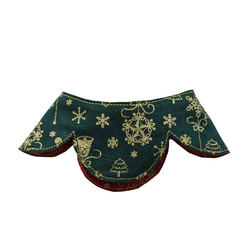 Sサイズ　花びら型　クリスマス　オーナメント柄　素敵な　赤　緑　犬用　リバーシブル　バンダナ　スタイ　ボタン　簡単着脱 5枚目の画像