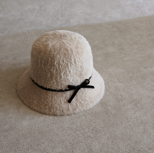 [售罄！ ] 天鵝絨絲帶毛茸茸的帽子[米色] 第2張的照片