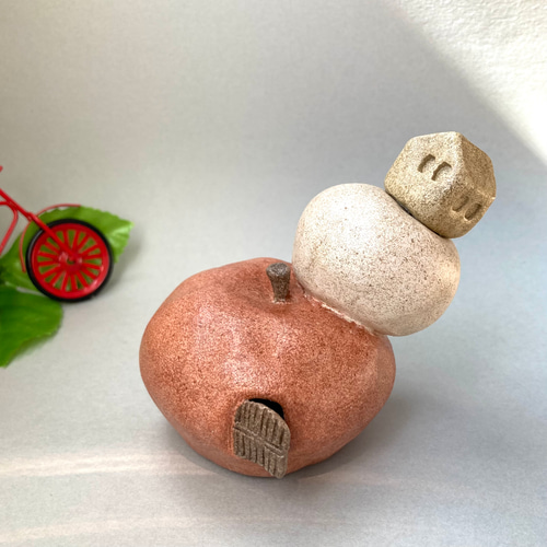 りんごのオブジェ「2階が大福なリンゴ邸」珍しい置物 面白いデザインの