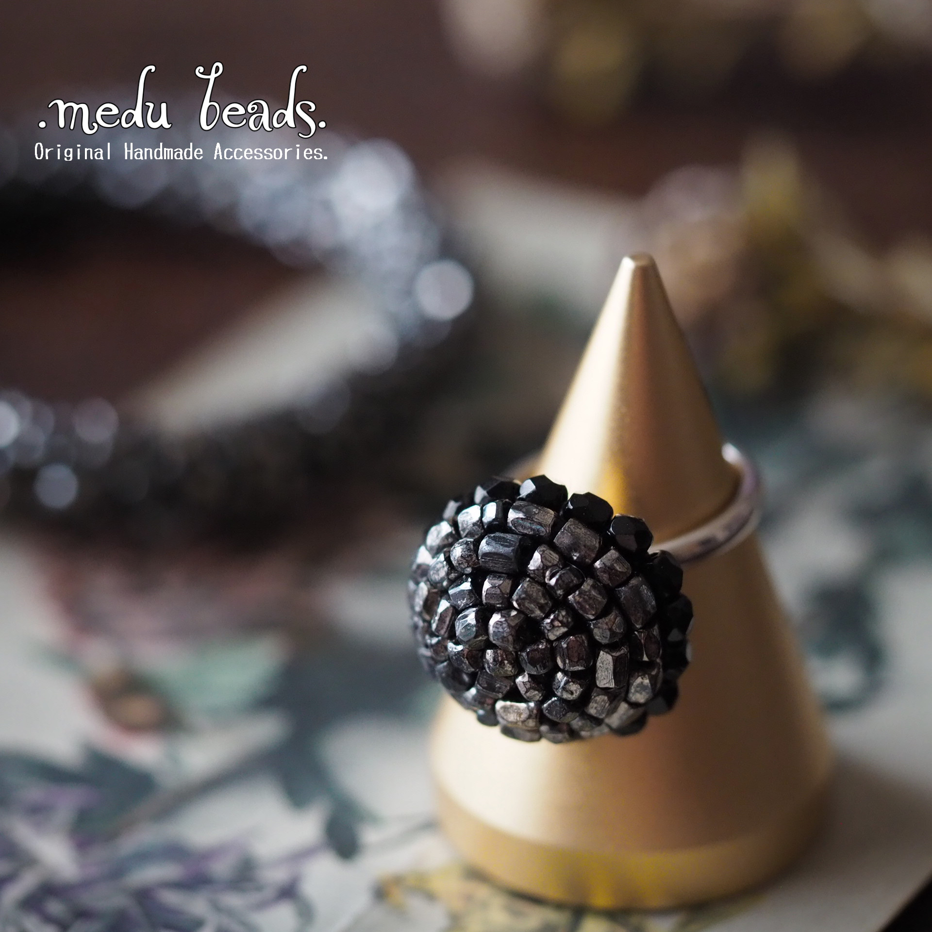 ガンメタルシルバーのぷっくりバイカラーリング