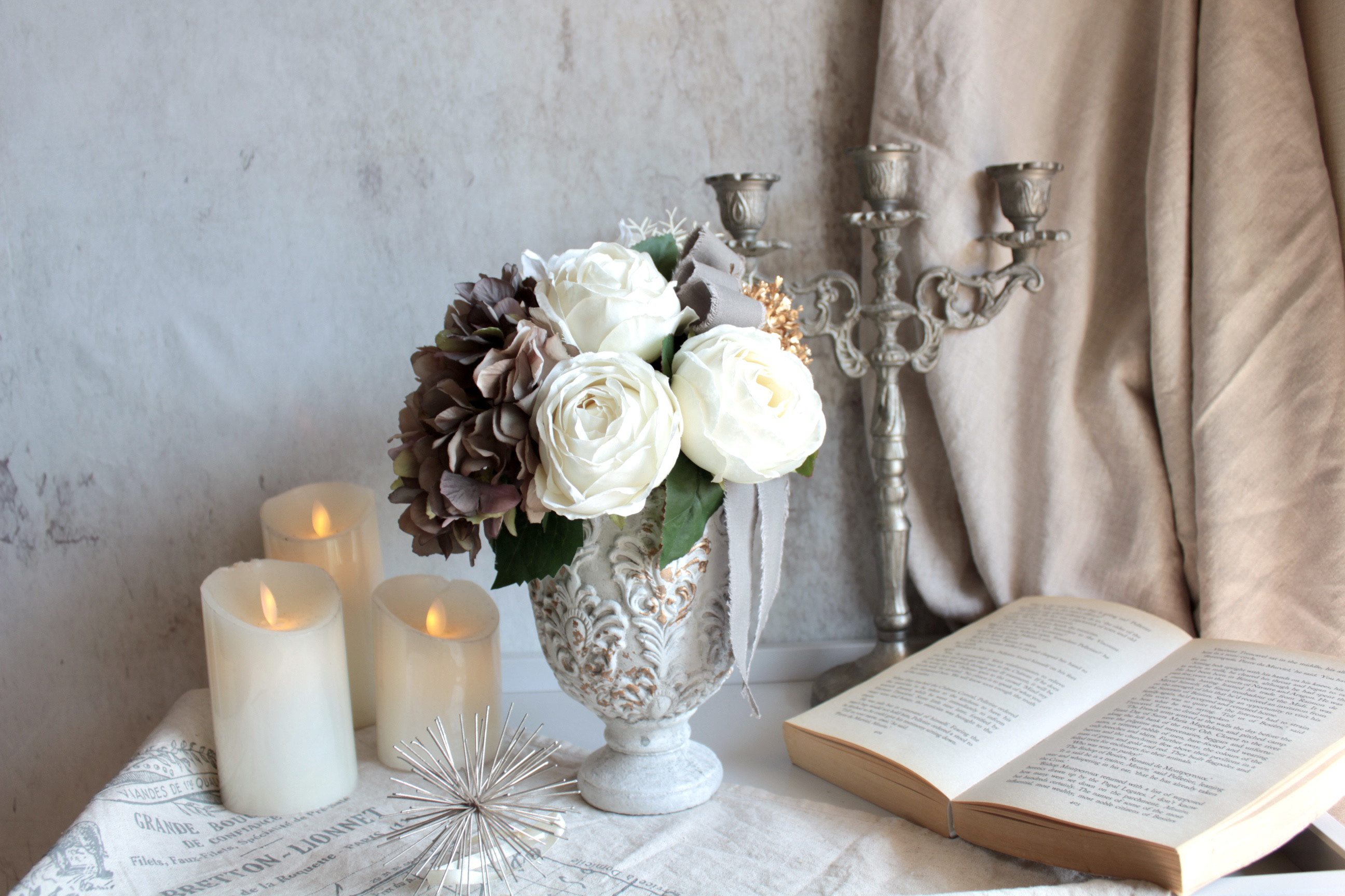 【シャビーシックな花器付き】クラシカルなホワイトローズとアンティーク紫陽花のモダンアレンジメント