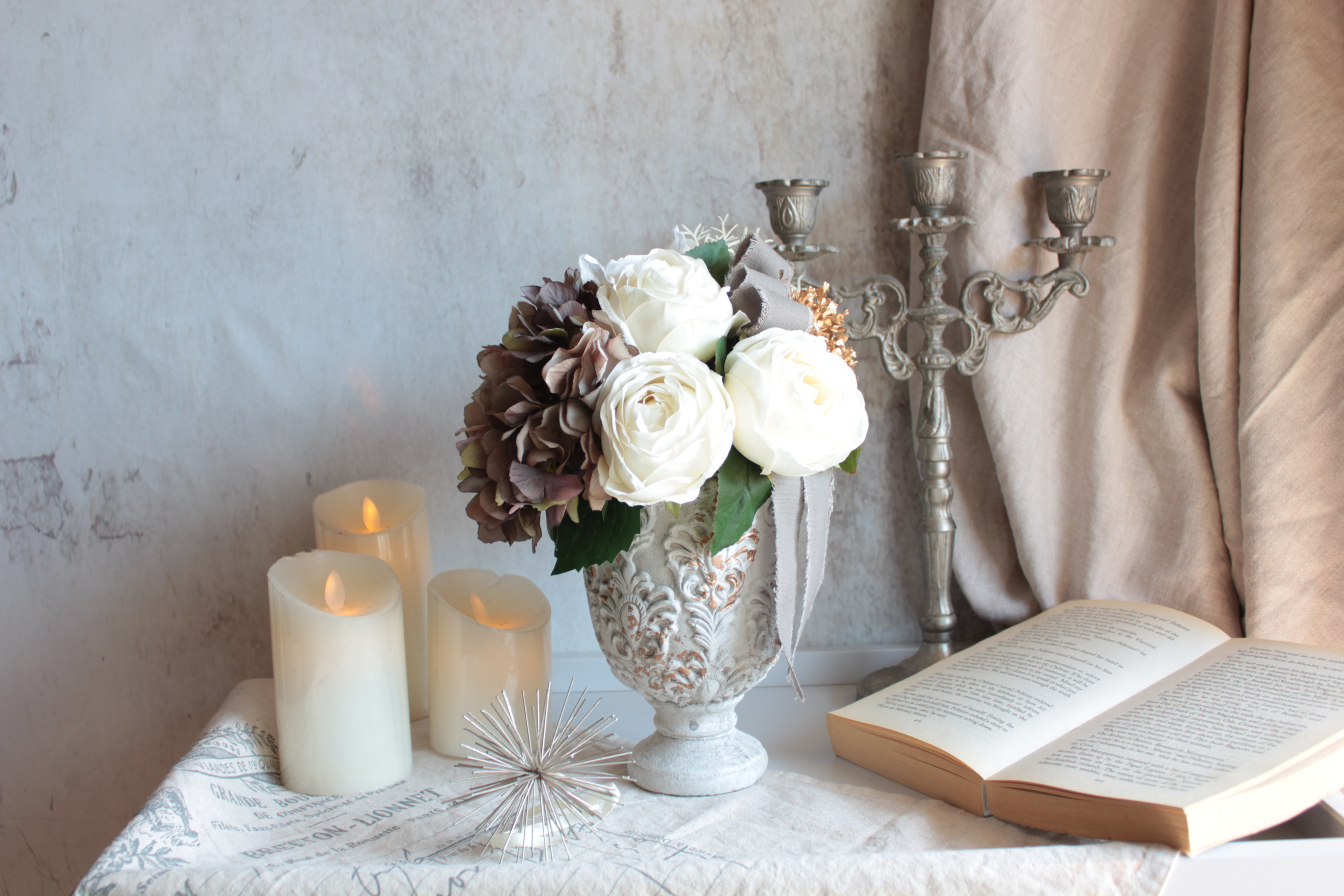 【シャビーシックな花器付き】クラシカルなホワイトローズとアンティーク紫陽花のモダンアレンジメント