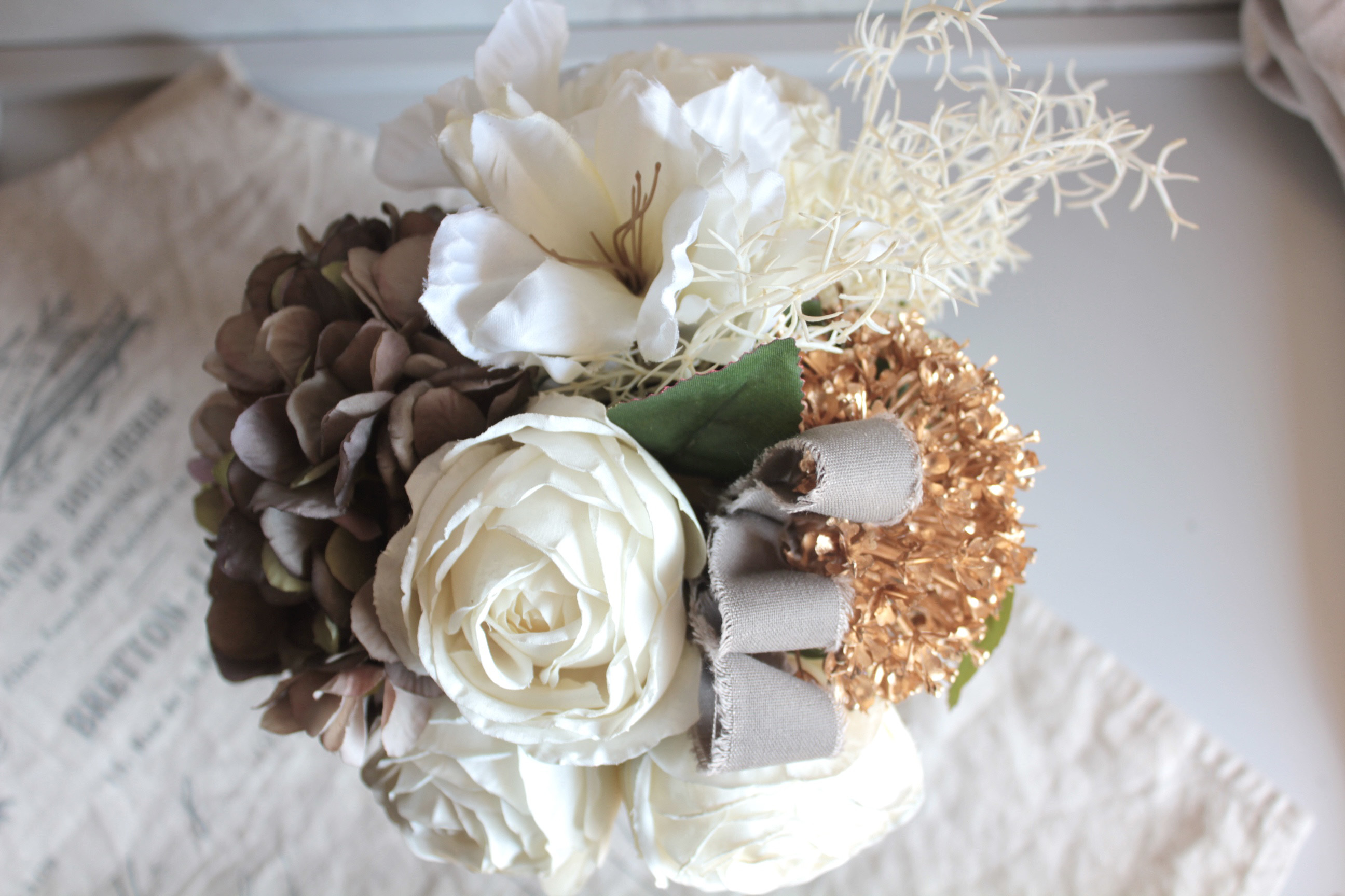 【シャビーシックな花器付き】クラシカルなホワイトローズとアンティーク紫陽花のモダンアレンジメント