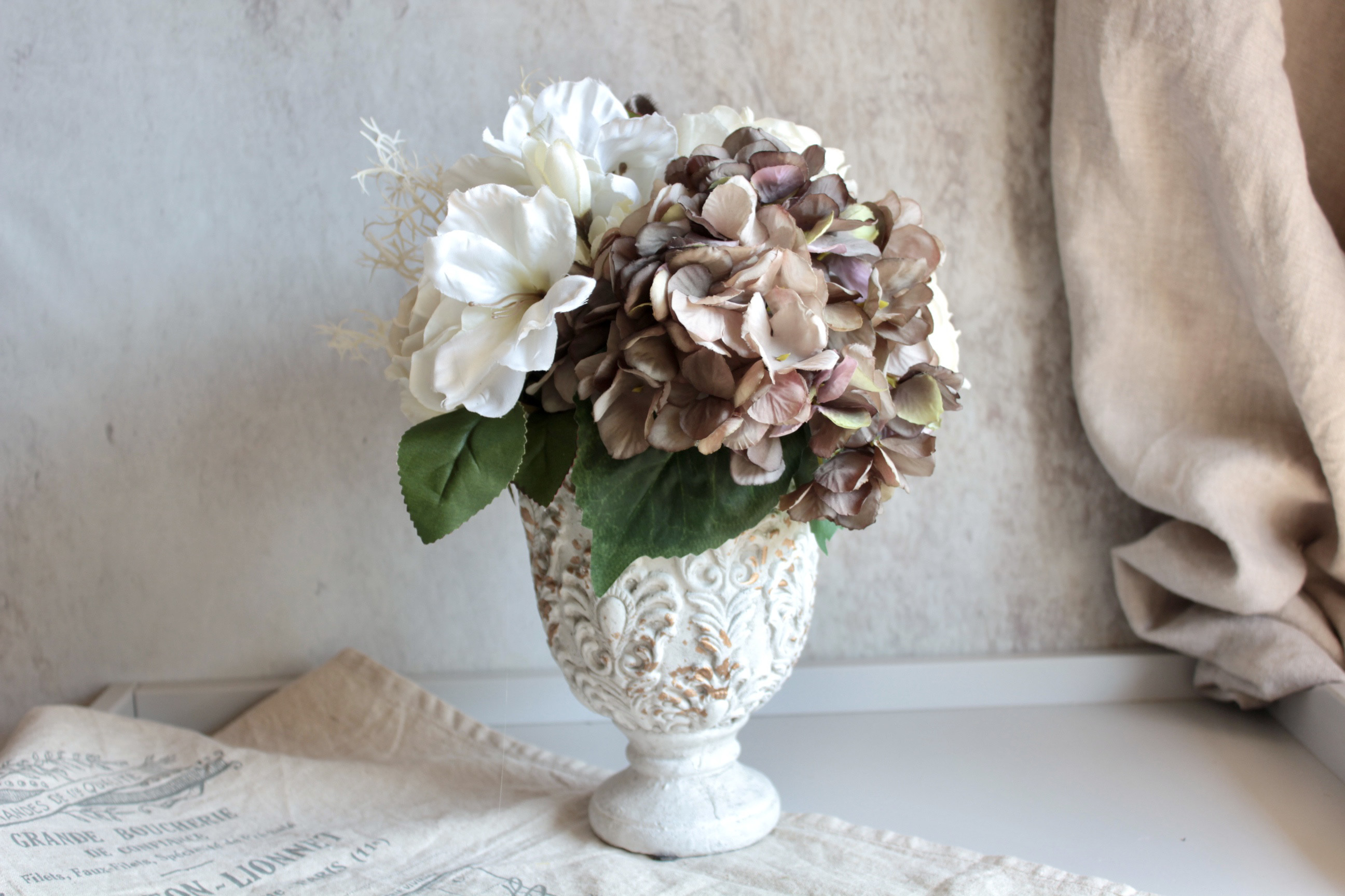 【シャビーシックな花器付き】クラシカルなホワイトローズとアンティーク紫陽花のモダンアレンジメント