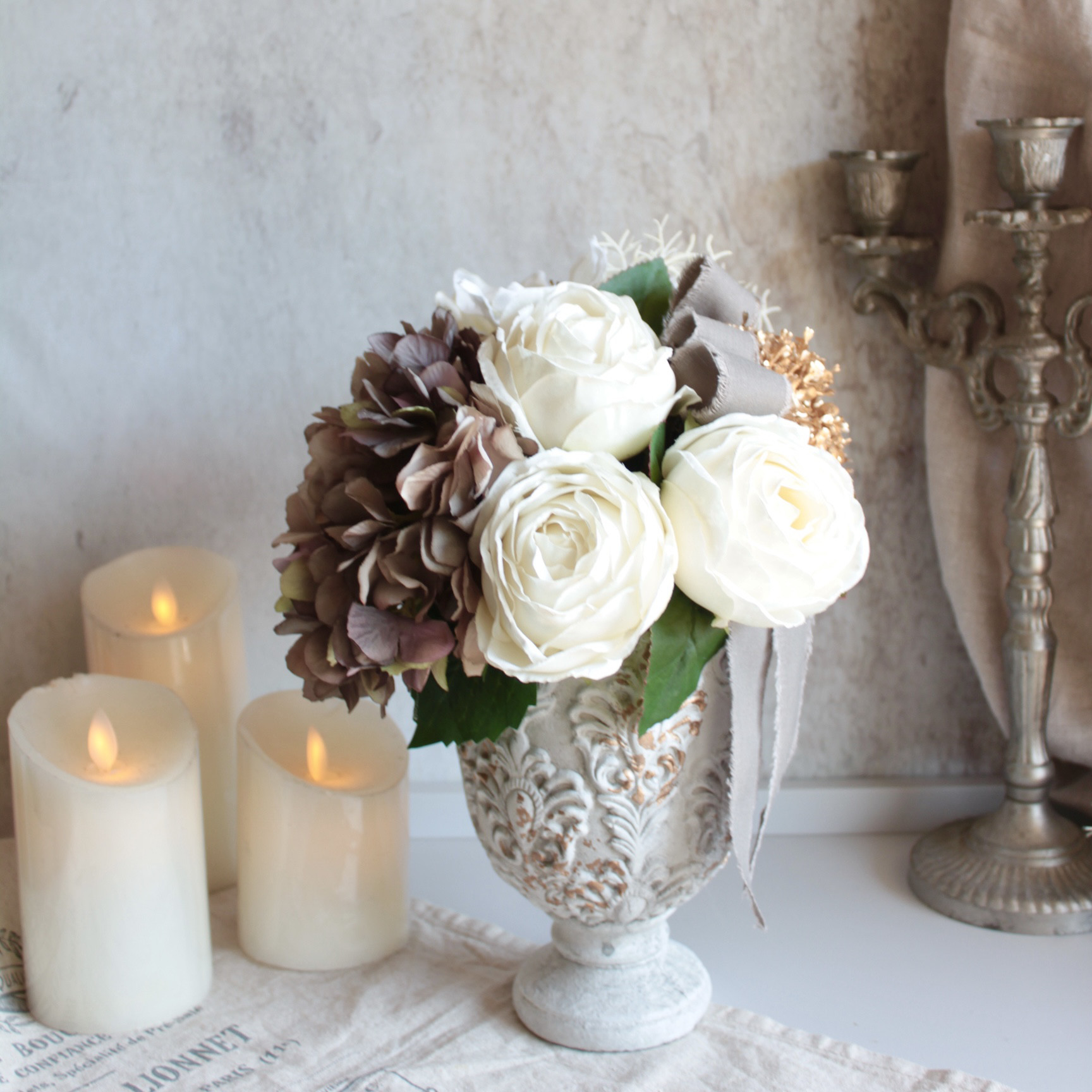 【シャビーシックな花器付き】クラシカルなホワイトローズとアンティーク紫陽花のモダンアレンジメント