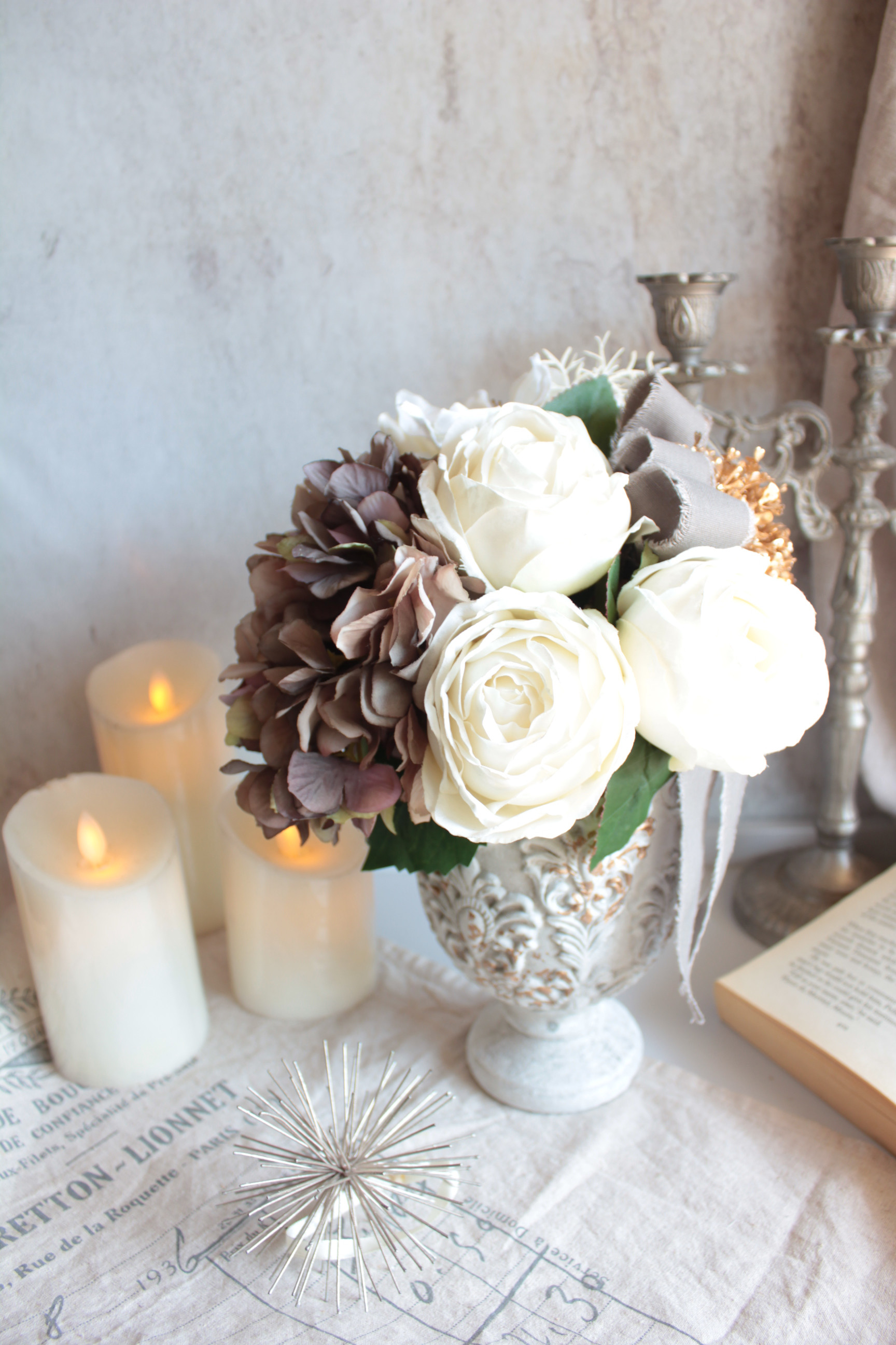 【シャビーシックな花器付き】クラシカルなホワイトローズとアンティーク紫陽花のモダンアレンジメント