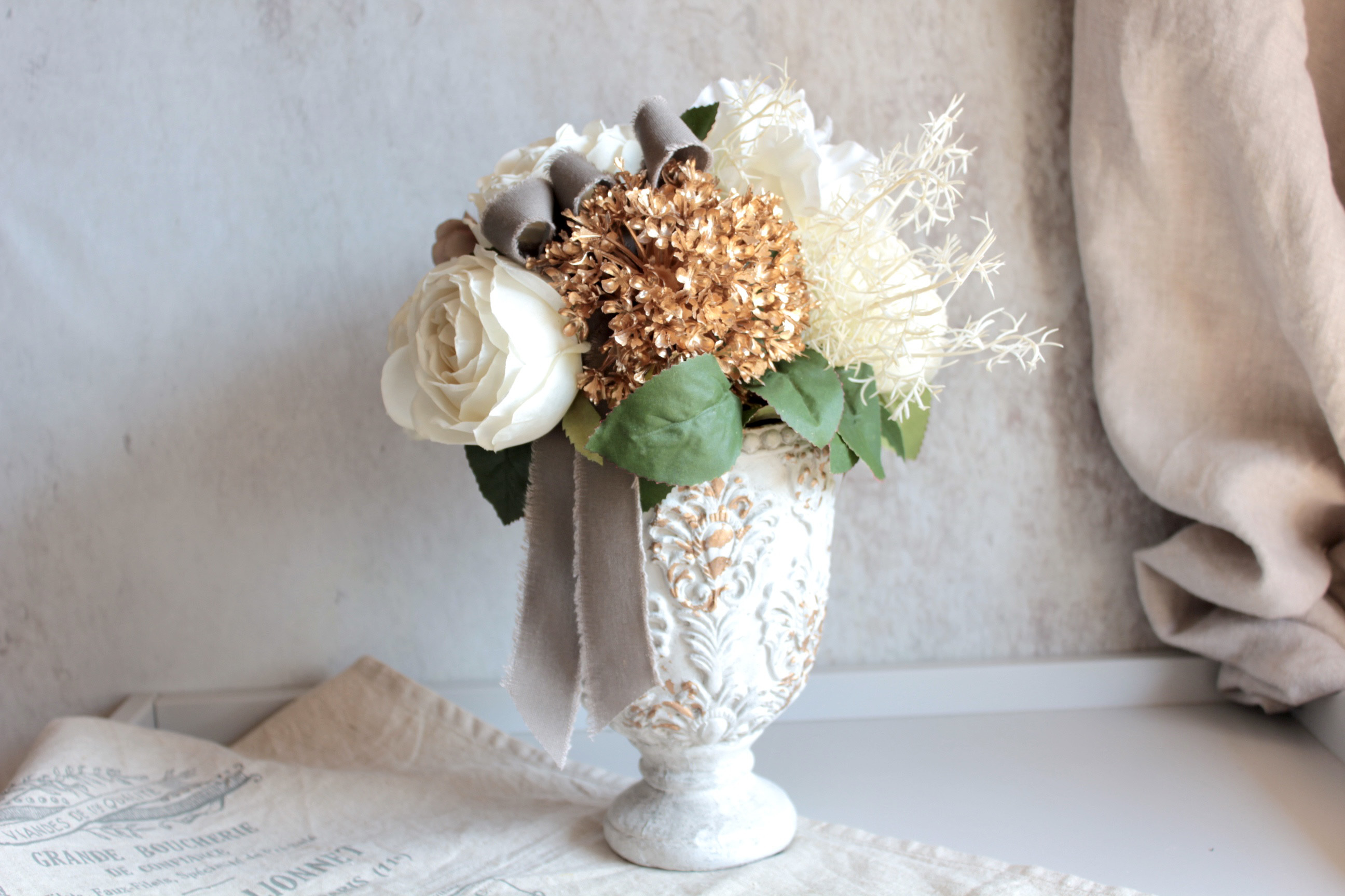 【シャビーシックな花器付き】クラシカルなホワイトローズとアンティーク紫陽花のモダンアレンジメント