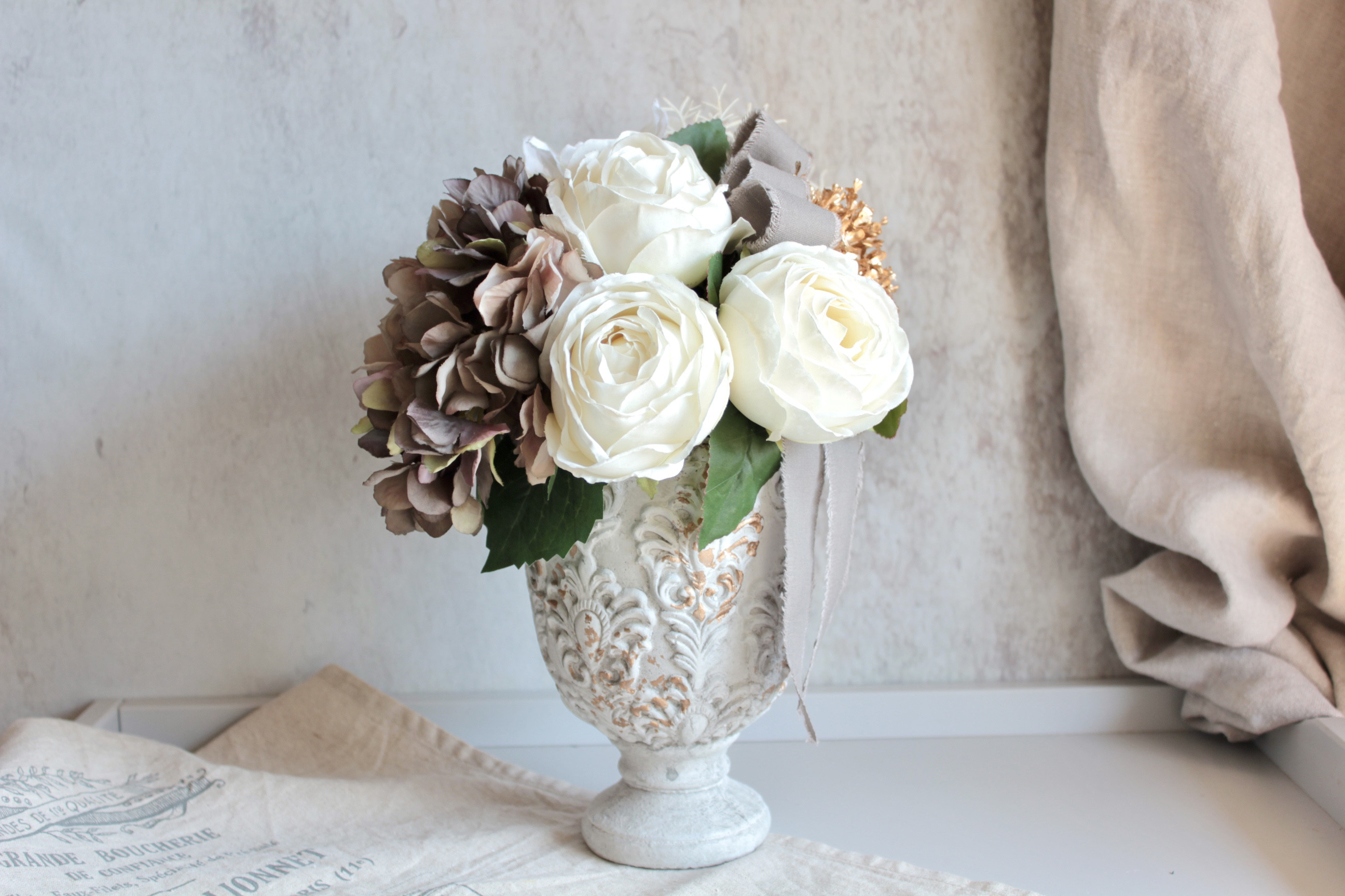 【シャビーシックな花器付き】クラシカルなホワイトローズとアンティーク紫陽花のモダンアレンジメント