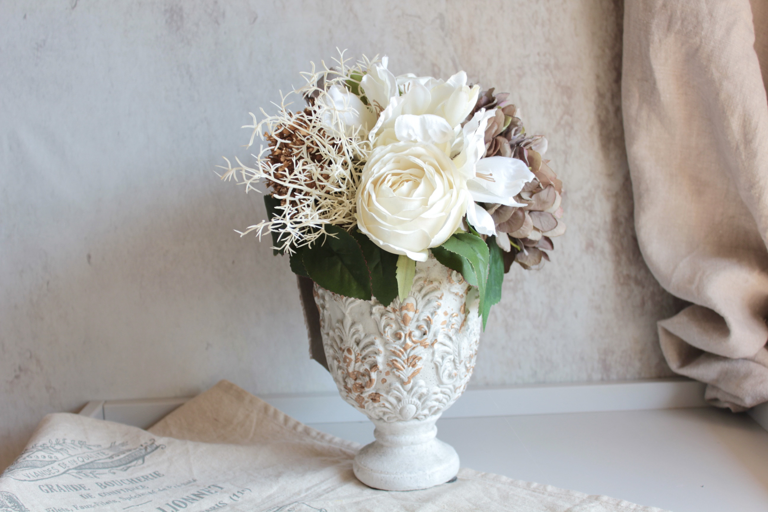 【シャビーシックな花器付き】クラシカルなホワイトローズとアンティーク紫陽花のモダンアレンジメント