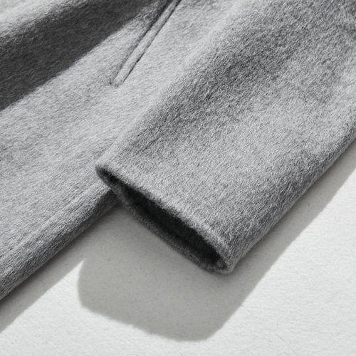 フォーマルからカジュアルまで合わせやすく ノーカラーウール