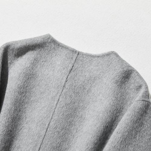 フォーマルからカジュアルまで合わせやすく ノーカラーウール