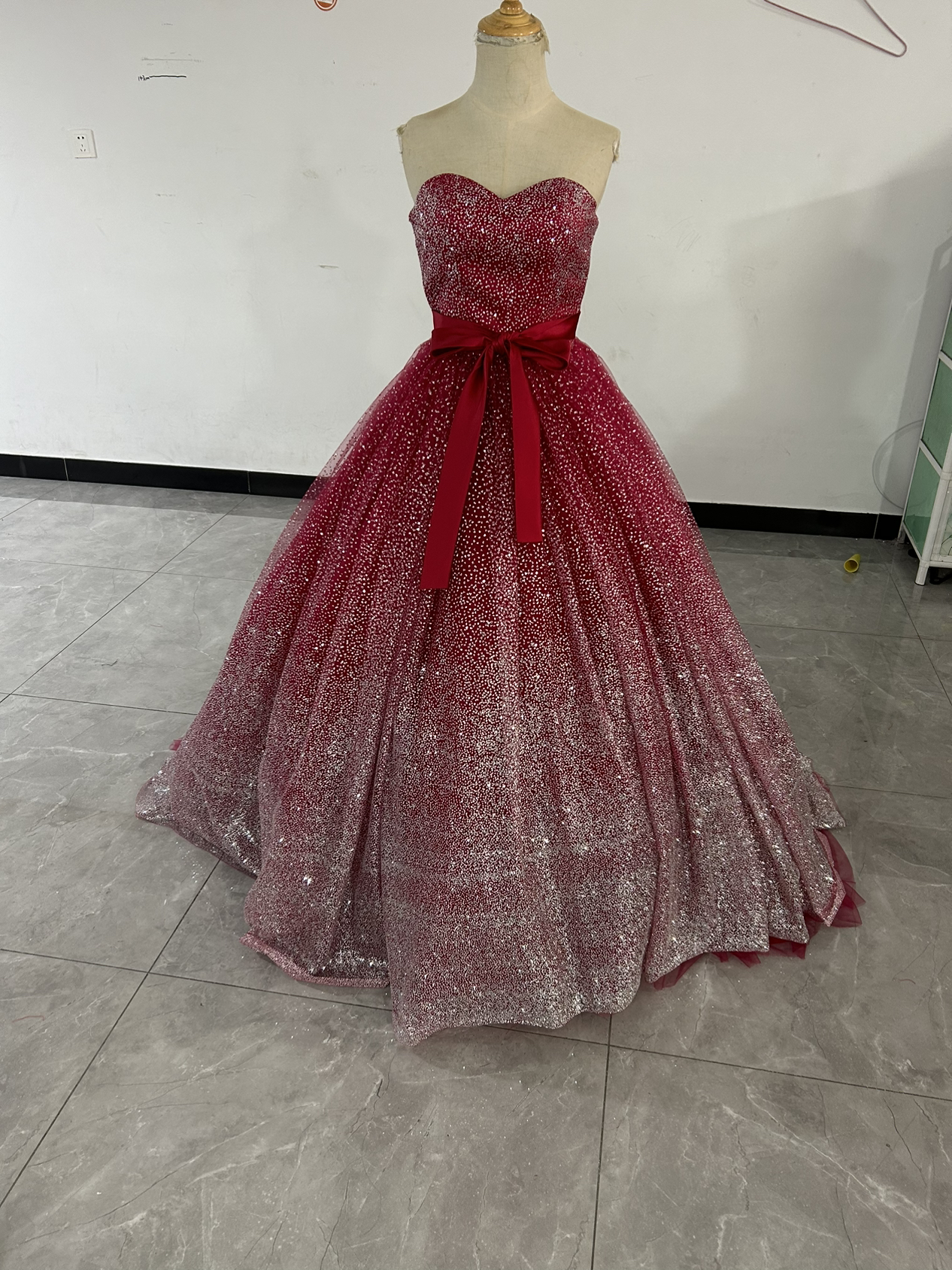 高品質！ワインレッド カラードレス キラキラ ベアトップ 二次会/拳式/前撮り