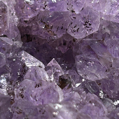 ウルグアイ産 カコクセナイト イン アメジスト クラスター 木製台座