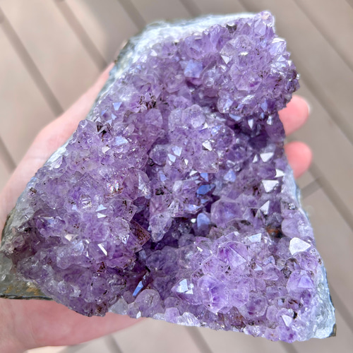 ウルグアイ産 カコクセナイト イン アメジスト クラスター 木製台座