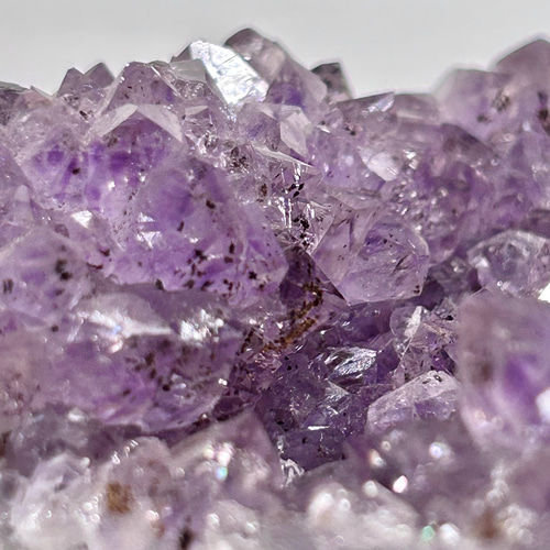 ウルグアイ産 カコクセナイト イン アメジスト クラスター 木製台座