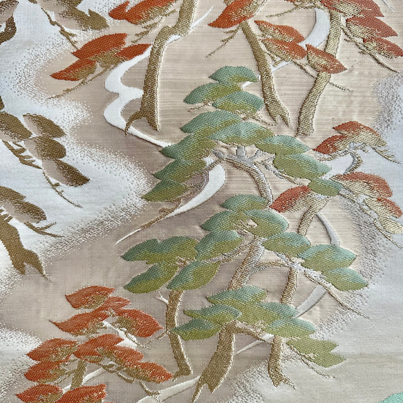 帯のタペストリー　淡い白金に美しい松　着物リメイク インテリア　掛け軸 　正月飾り　ギフト　古民家　縁起物　 4枚目の画像