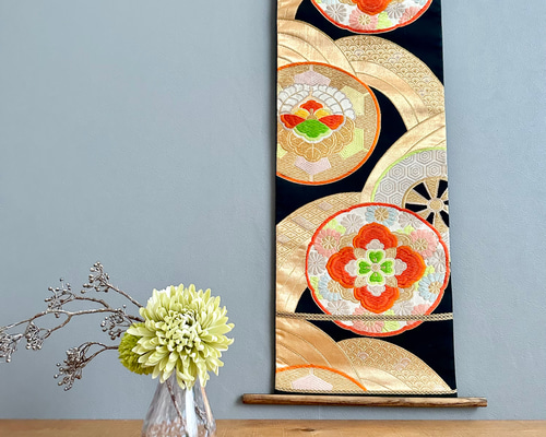 帯のタペストリー 漆黒に輝く菊と桐 着物リメイク インテリア 掛け軸