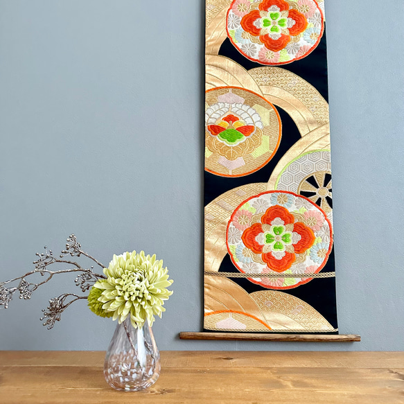 帯のタペストリー 漆黒に輝く菊と桐 着物リメイク インテリア 掛け軸