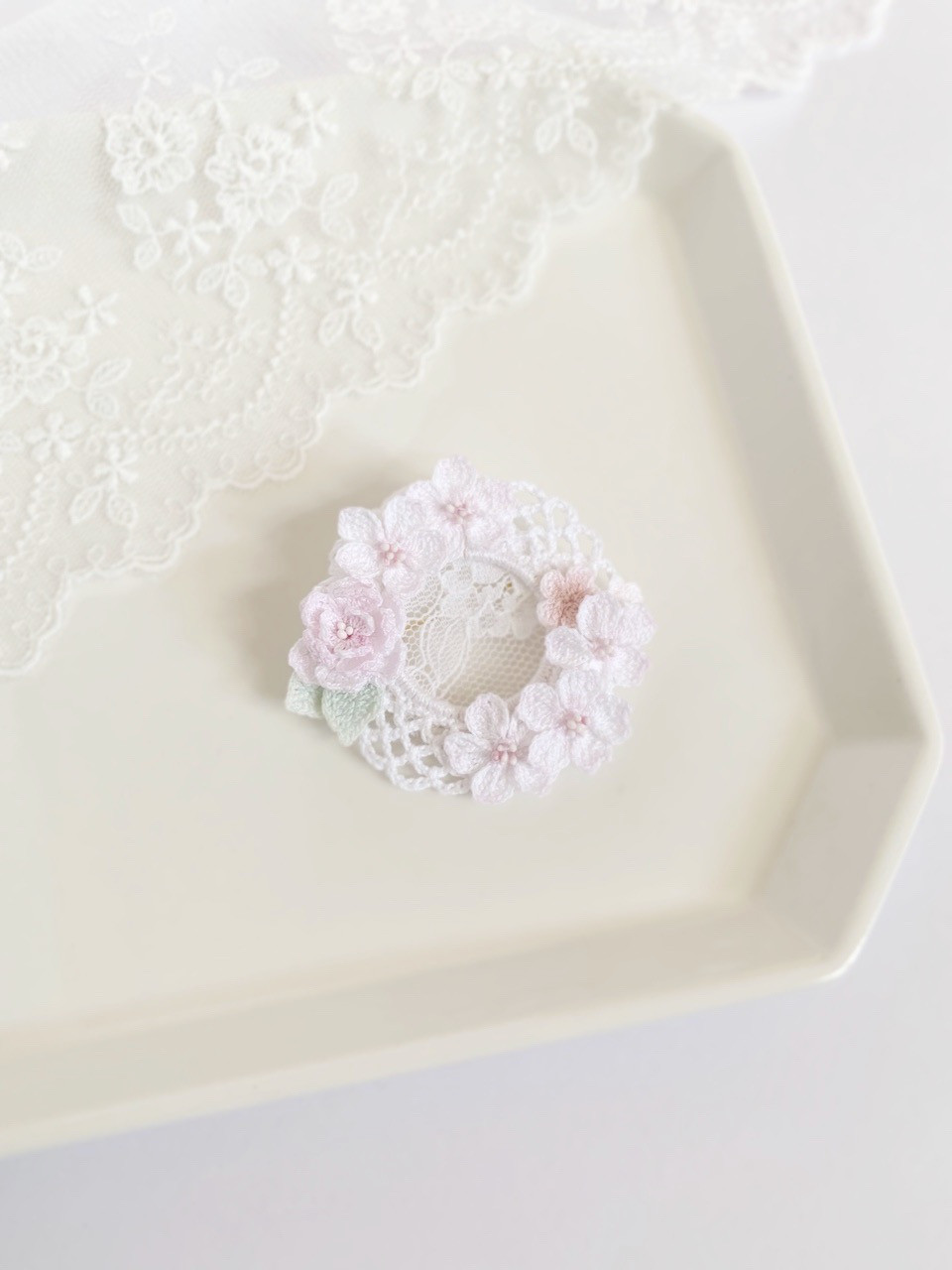 レース編み桜　カレイドフレーム風ブローチ