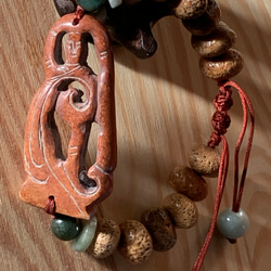 ギョクに観音様のような彫り珠とインド産星月菩提樹のお紐仕立てブレスレット 1枚目の画像
