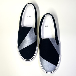 幾何分割不對稱懶人鞋（黑色 x 銀色）防水版 22.0cm~29.0cm 第2張的照片