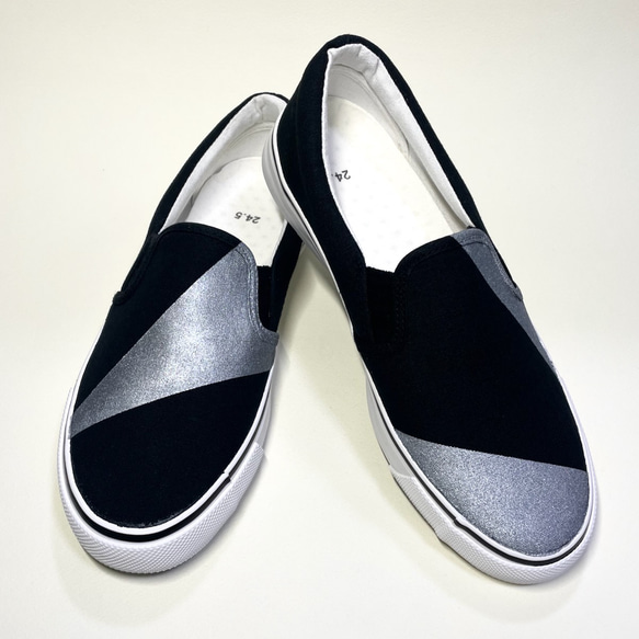 幾何分割不對稱懶人鞋（黑色 x 銀色）防水版 22.0cm~29.0cm 第3張的照片