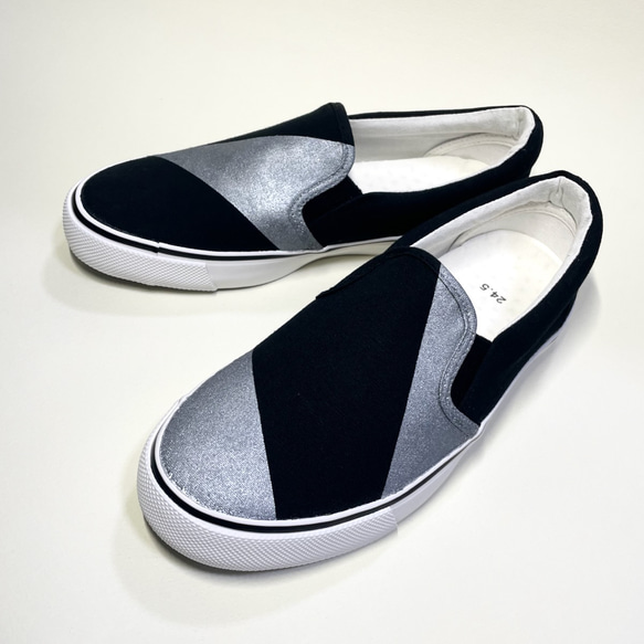 幾何分割不對稱懶人鞋（黑色 x 銀色）防水版 22.0cm~29.0cm 第4張的照片