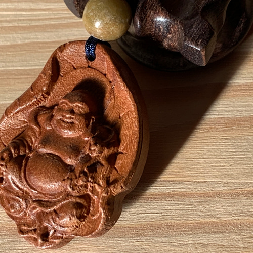 笑口常開：布袋様彫り：桃木と老黄色ミャンマー翡翠のお紐仕立て