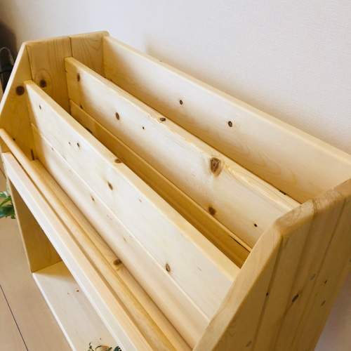 いちご　木製棚　絵本棚　本棚✨ウッドシェルフ　ハンドメイド　モンテッソーリ 絵本棚 おもちゃ棚 ✨ 木製 モンテッソーリ 完成品 - oneHeart