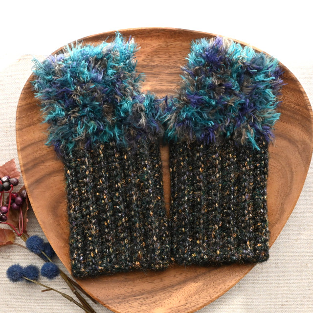 ステンドグラス毛糸×ふわとろファーの ハンドウォーマー《ブラウン×グリーンMIX》