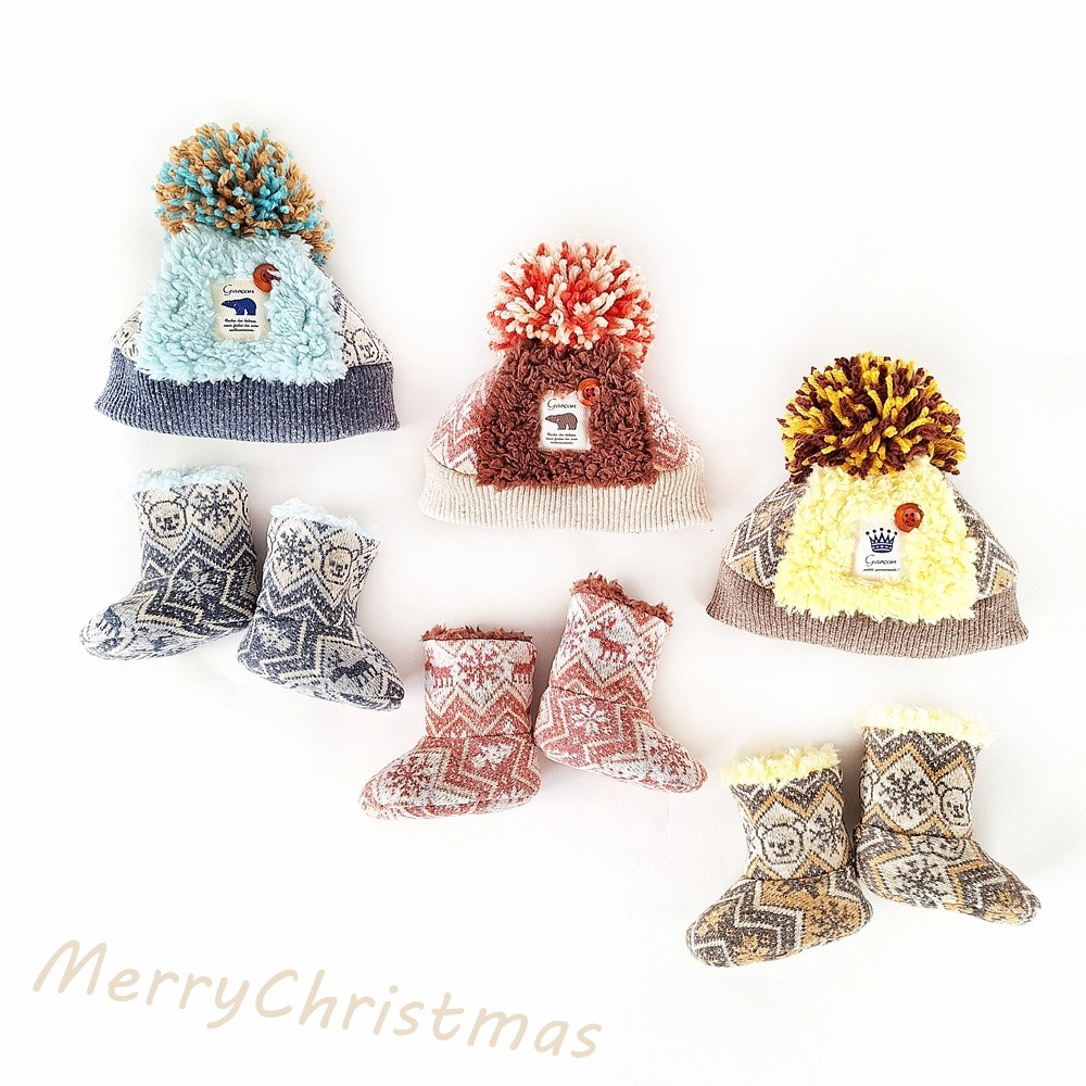 ポンポン付きニット帽とベビーブーツのセット　ベビーギフト　くま　クリスマス柄　Bタイプ