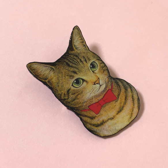 キジトラ 猫 ブローチ　オリジナル イラスト 茶　ねこ　アメショ マンチカン 3枚目の画像