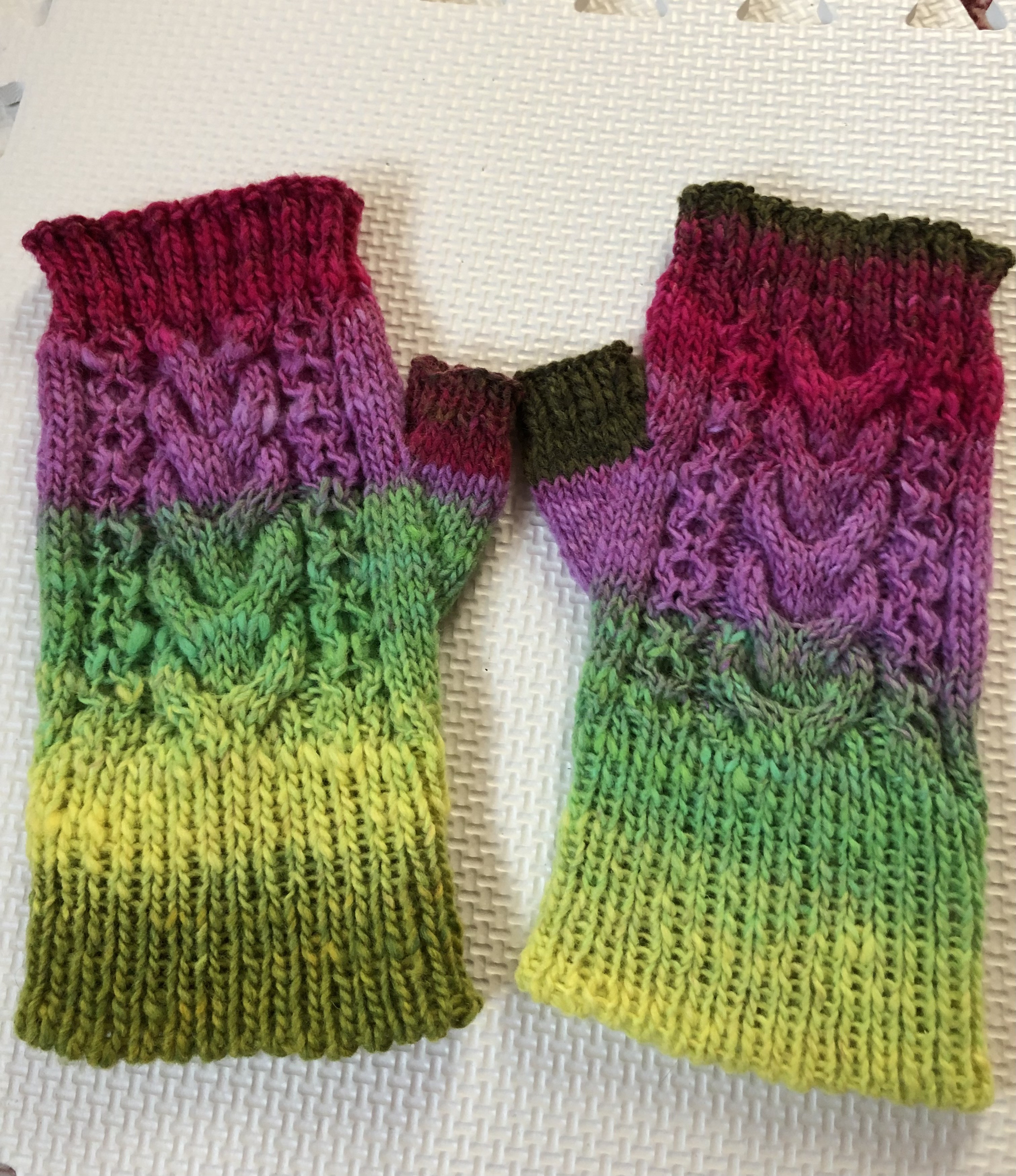 うっとりグラデーションハンドウォーマー　アラン模様の指なし手袋　野呂英作毛糸