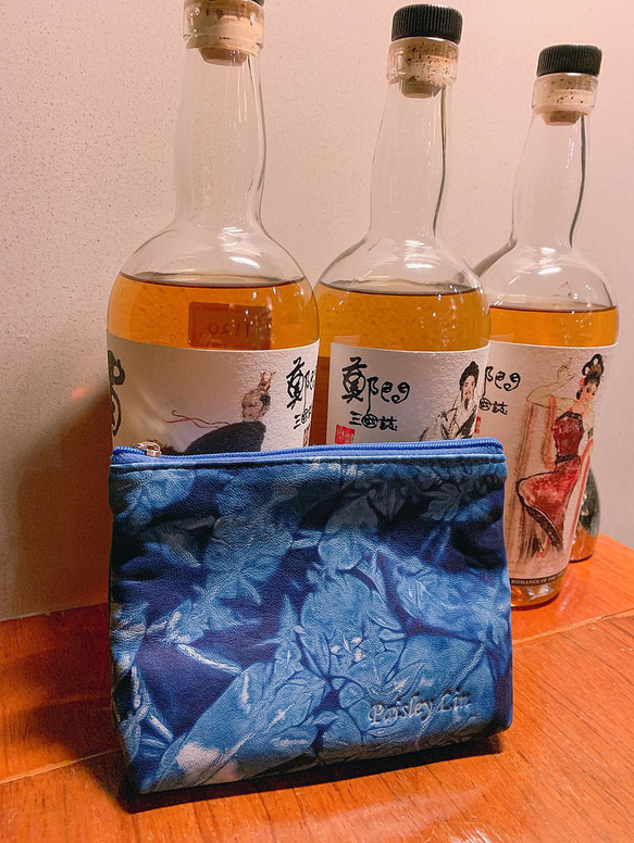 【Liang Xu Leather art】本革化粧ポーチ/ハンドメイドブルー染料グラデーション/シープスキン/保存袋/オリジナ 1枚目の画像