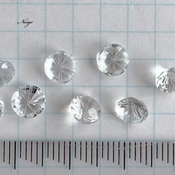 宝石質クリスタルAAA　彫刻入りラウンドファセットカット6×6mm 2粒　天然石パーツ販売 4枚目の画像