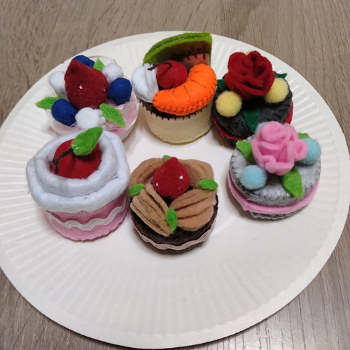 マグネット入り　フェルトケーキ【ハンドメイド】 フェルトの小さなケーキのマグネット（2個選ぶ) マグネット