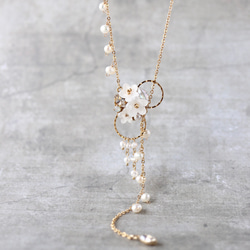 雪柳和淡水珍珠長項鍊花，白色，正式 第1張的照片