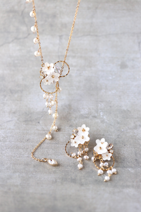 雪柳和淡水珍珠長項鍊花，白色，正式 第13張的照片