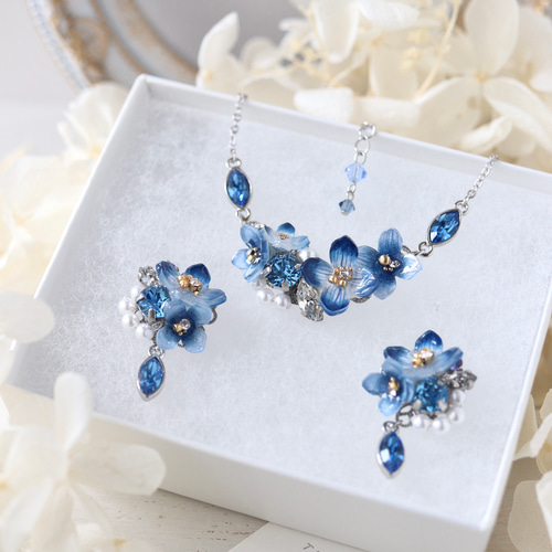 青い紫陽花ときらめくbijouのネックレス 花、ギフト ネックレス