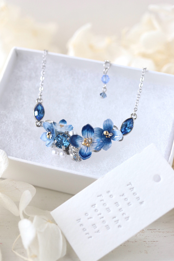 青い紫陽花ときらめくbijouのネックレス　　花、ギフト 1枚目の画像