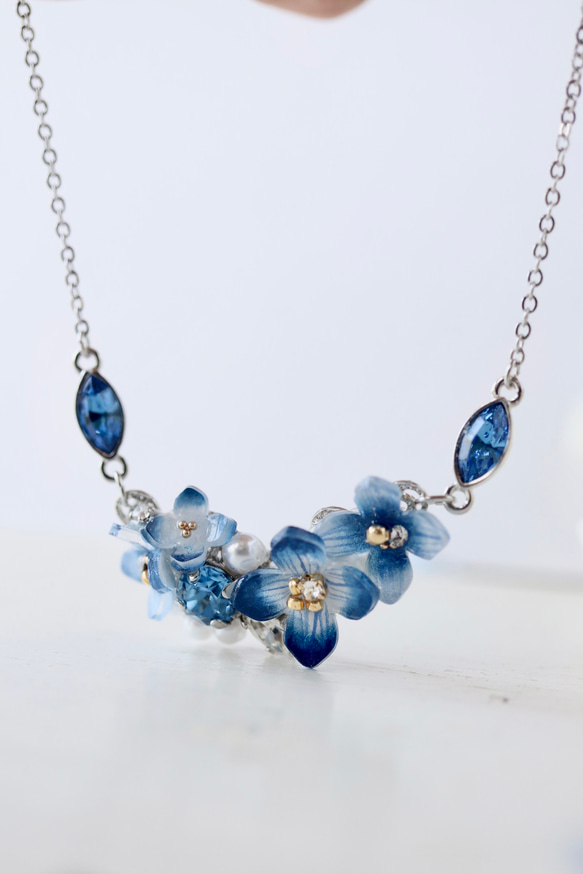 青い紫陽花ときらめくbijouのネックレス　　花、ギフト 10枚目の画像