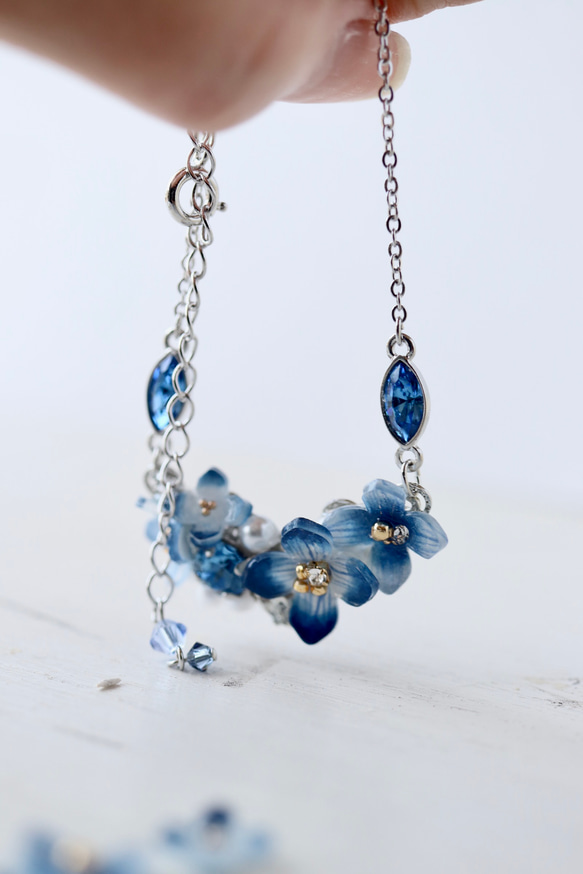 青い紫陽花ときらめくbijouのネックレス　　花、ギフト 11枚目の画像
