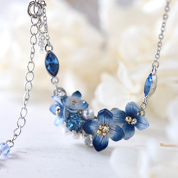 青い紫陽花ときらめくbijouのネックレス　　花、ギフト 5枚目の画像