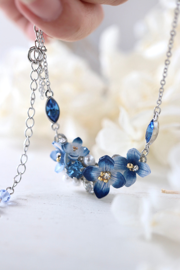 青い紫陽花ときらめくbijouのネックレス　　花、ギフト 5枚目の画像