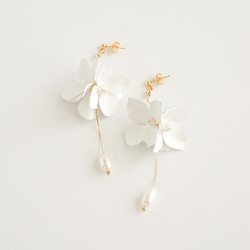 white flower pearl ホワイト フラワー パール ピアス イヤリング 結婚式 ブライダル 6枚目の画像