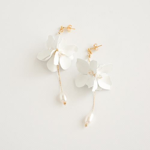 white flower pearl ホワイト フラワー パール ピアス