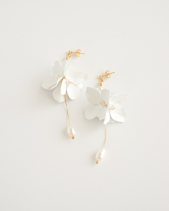 white flower pearl ホワイト フラワー パール ピアス イヤリング 結婚式 ブライダル 6枚目の画像