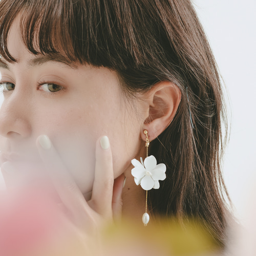 emma accesory white flower イヤリングホワイトフラワー emma white flower イヤリング - メルカリ