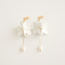 white flower pearl ホワイト フラワー パール ピアス イヤリング 結婚式 ブライダル 5枚目の画像